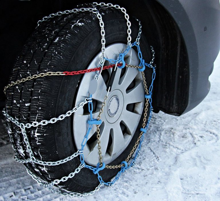 Así has de poner las cadenas de nieve en las ruedas del coche