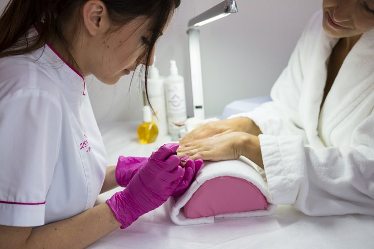 Así puedes ablandar las cutículas de las uñas de las manos