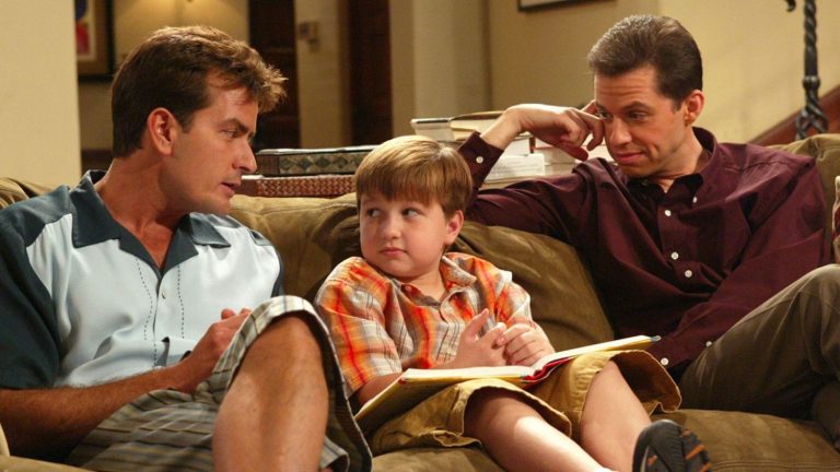 Así está Angus T. Jones, el niño de Dos hombres y medio