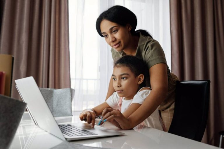 El 61% de los padres impone unas normas de uso de dispositivos a sus hijos que ellos mismos no cumplen