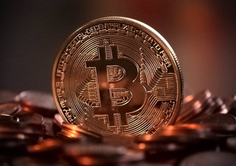 El bitcoin cae casi un 4%, hasta los 57.000 dólares