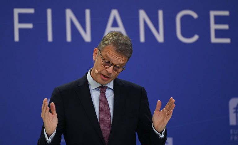 El consejero delegado de Deutsche Bank aboga por endurecer la política monetaria «más pronto que tarde»