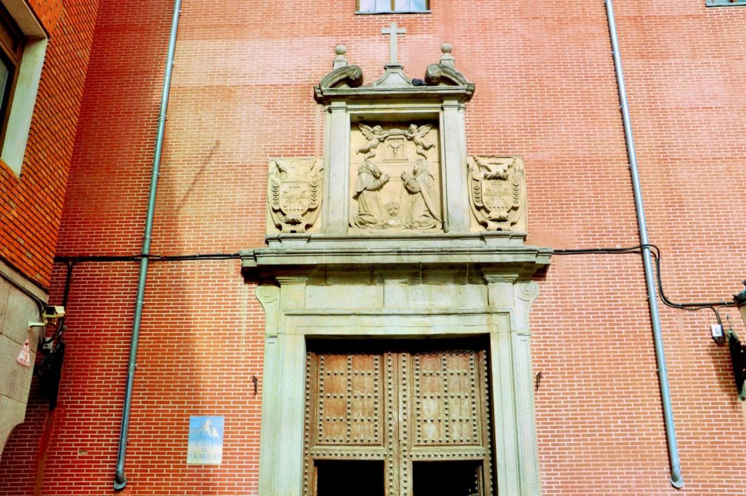 El convento de Madrid con una curiosa forma de vender dulces