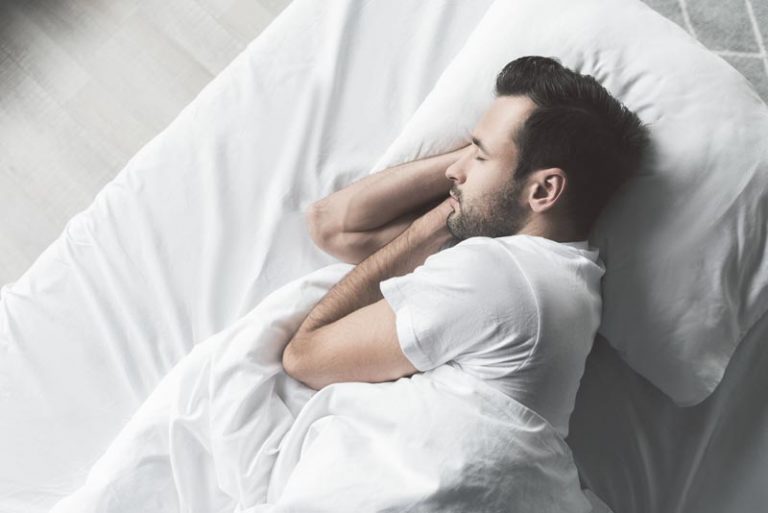 Este es el ejercicio que debes hacer para dormir mejor