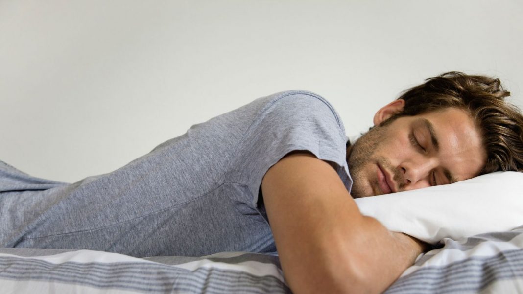 Este es el ejercicio que debes hacer para dormir mejor