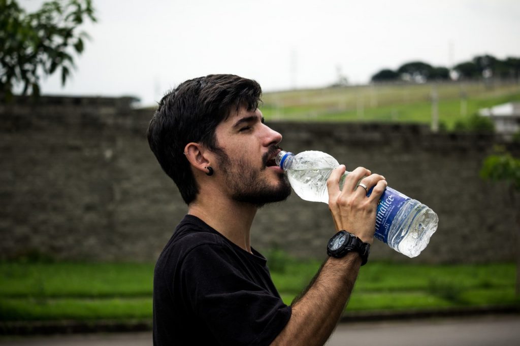 La Cantidad De Agua En Los Hombres Beber 