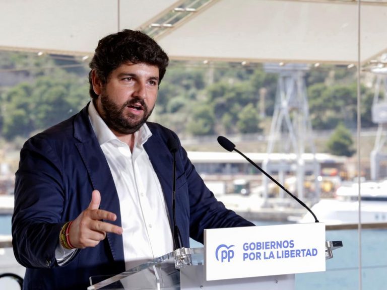 López Miras: La lucha contra la violencia de género «debe mantenerse los 365 días del año»