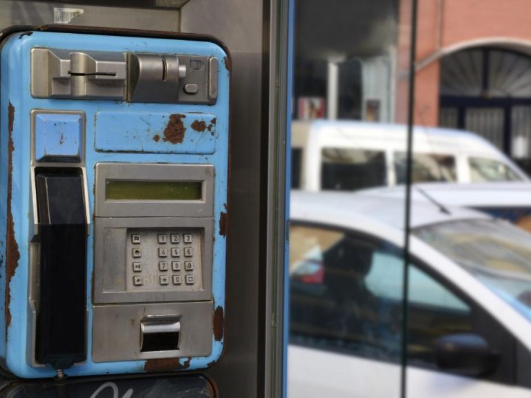 No creerás dónde existen aún cabinas telefónicas