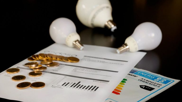 OCU: Más de un millón de hogares no disfrutan del bono social eléctrico teniendo derecho a él