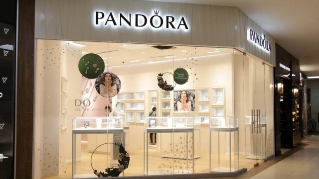 De plata y por 49,99 euros: así son los pendientes de moda en Pandora