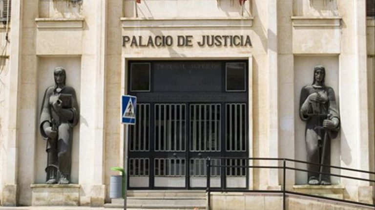 Procesan a un individuo en Murcia por poner la pistola en la boca a su novia