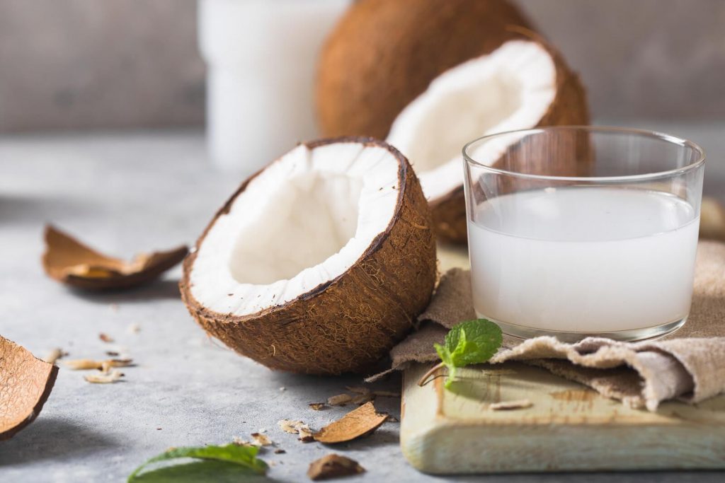 ¿Cómo Hacer Una Mascarilla De Agua De Coco Para Hidratar El Pelo?