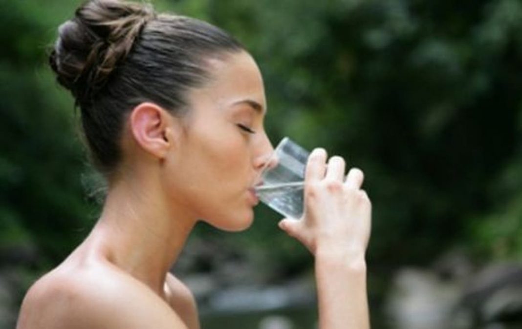 ¿Qué le pasa a tu cerebro si no bebes bastante agua?