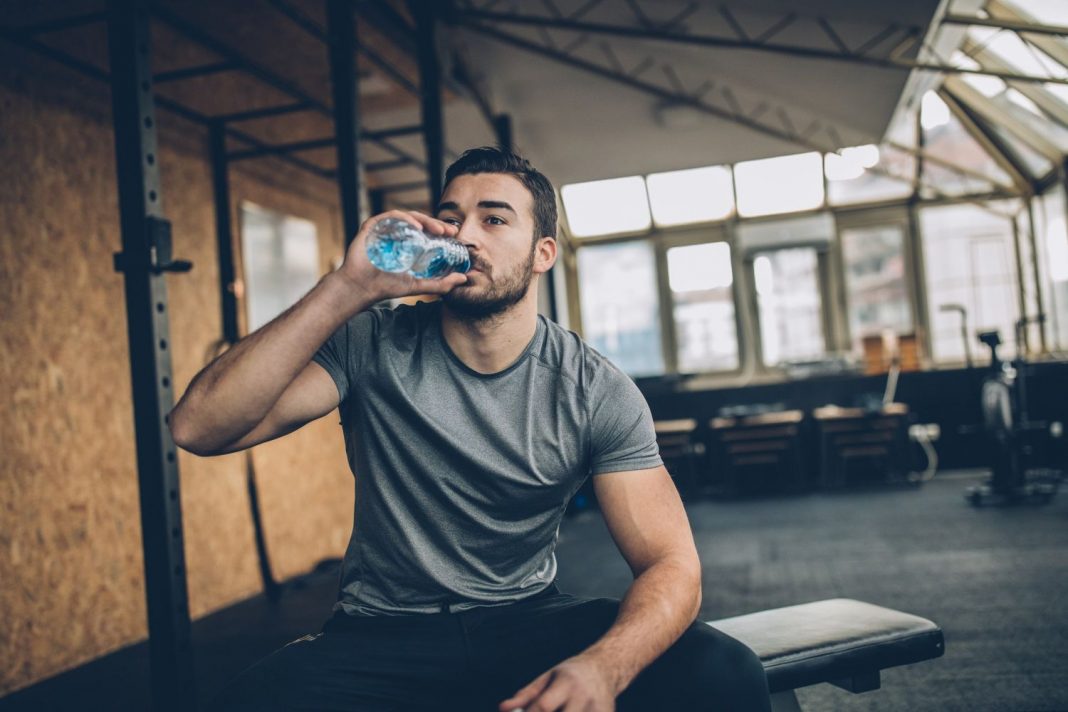 ¿Qué le pasa a tu cerebro si no bebes bastante agua?