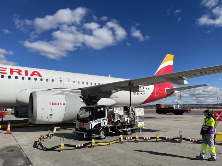Un vuelo Madrid-Bilbao utiliza como combustible el biojet con residuos fabricado por Petronor