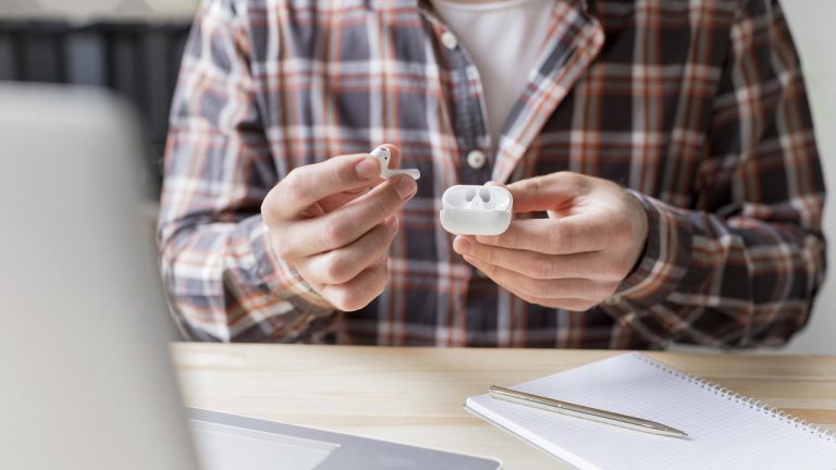 El truco para usar un auricular de los Airpods