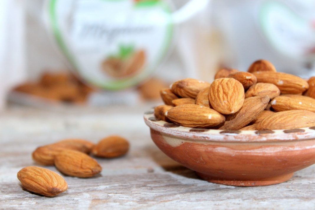 El truco más efectivo para quitarle la piel a las almendras