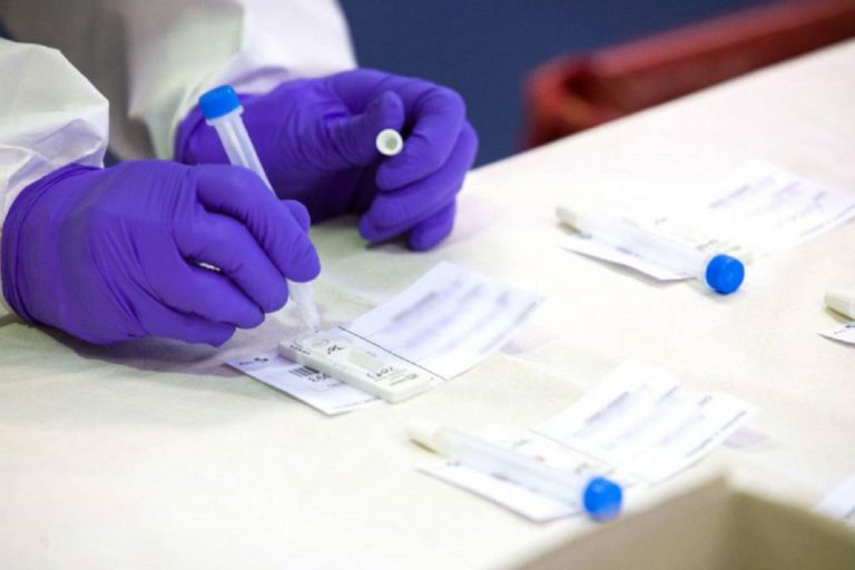 Andalucía suma 422 casos, notifica cinco muertes y su tasa sube a 34,6