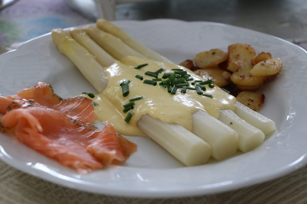 Cómo hacer unos espárragos blancos a la plancha que superan a los verdes