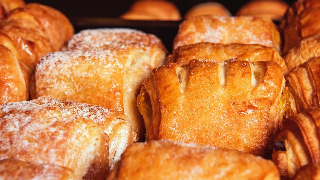 Bocaditos de hojaldre con miel: el postre que no podrás comer solo uno