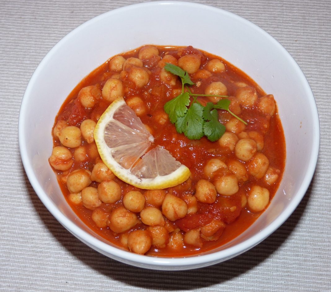 La receta tradicional de unos garbanzos con bacalao con el sabor de siempre