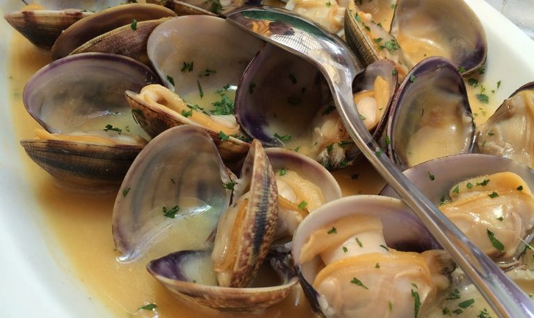 Almejas a la marinera: la receta tradicional de Arguiñano que gusta a todos