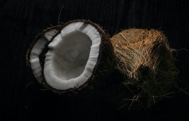 Cómo usar el aceite de coco para acabar con el pelo seco