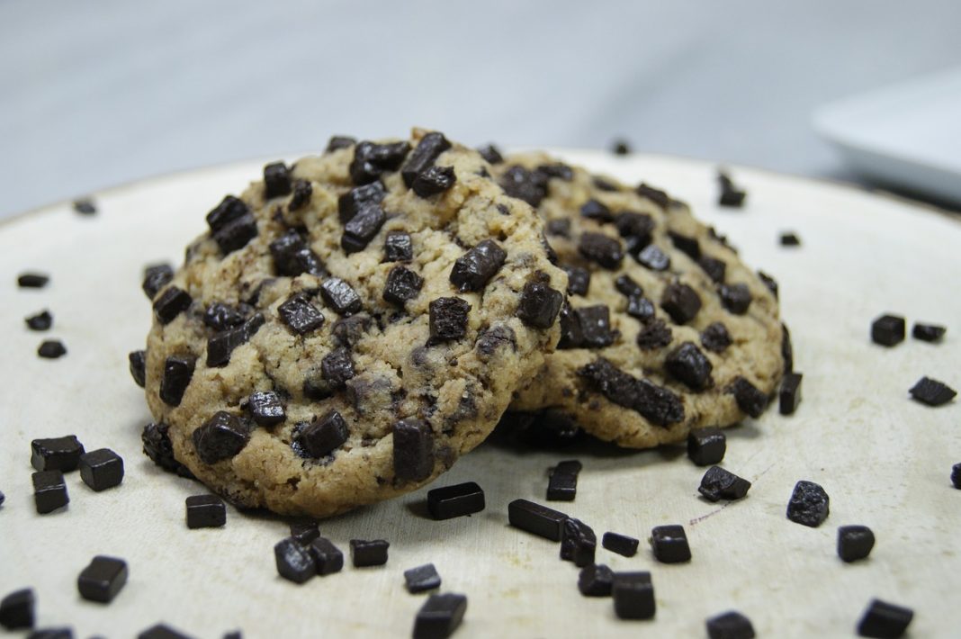 Galletas: el truco para que las chispas de chocolate no se queden abajo