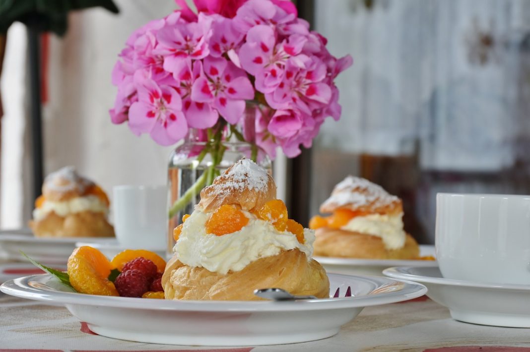 Cómo hacer las tradicionales lionesas de hojaldre de nata