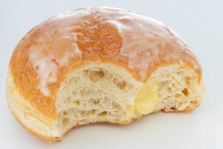 Así se hacen unos donuts rellenos de crema en el microondas
