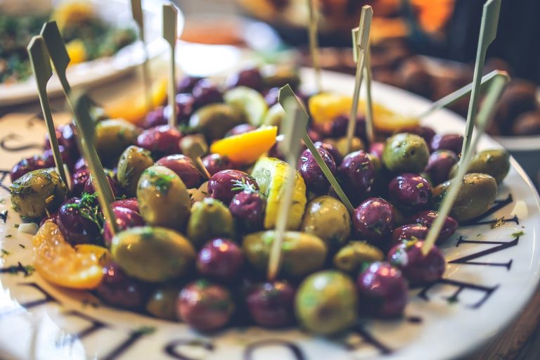 Cómo puedes aliñar aceitunas: 10 formas de hacerlo