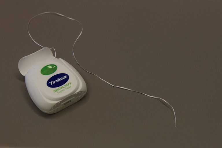 Así debes usar el hilo dental para limpiarte a fondo