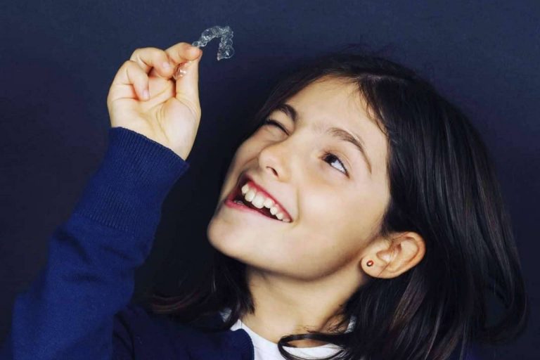 Cuidar la sonrisa desde niñ@s gracias al tratamiento con Invisalign® que ofrece la Clínica Dra. Mariana Sacoto Navia