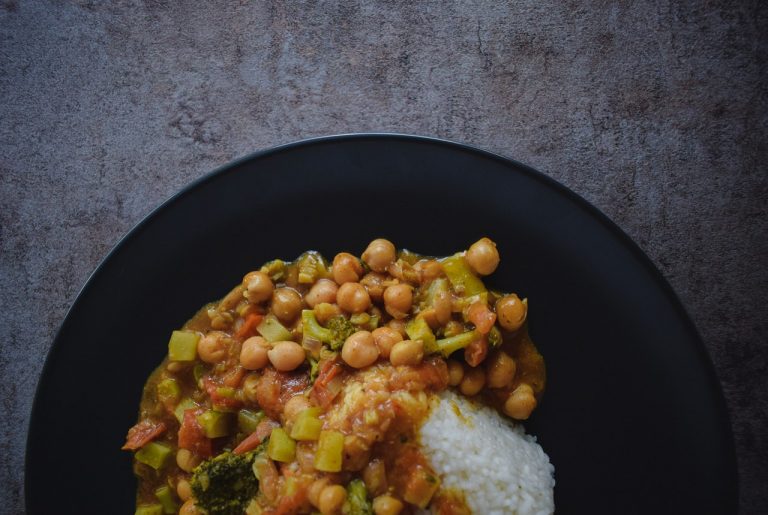 La receta tradicional de unos garbanzos con bacalao con el sabor de siempre