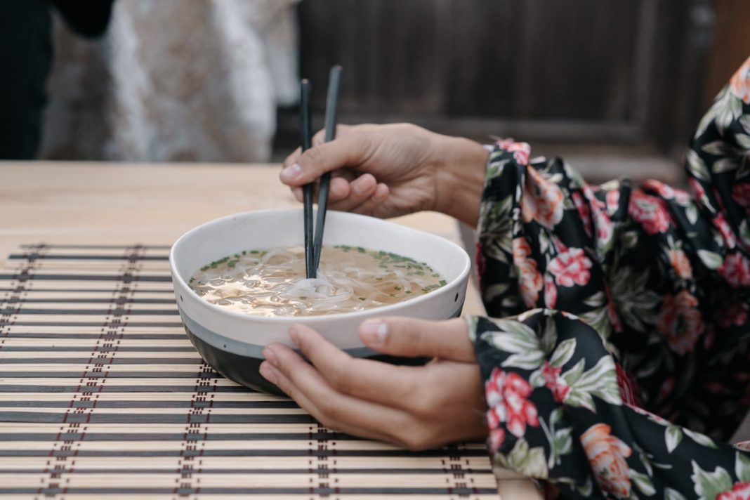 Sopa de huevo: el caldo ideal para tomar cuando hace mucho frío