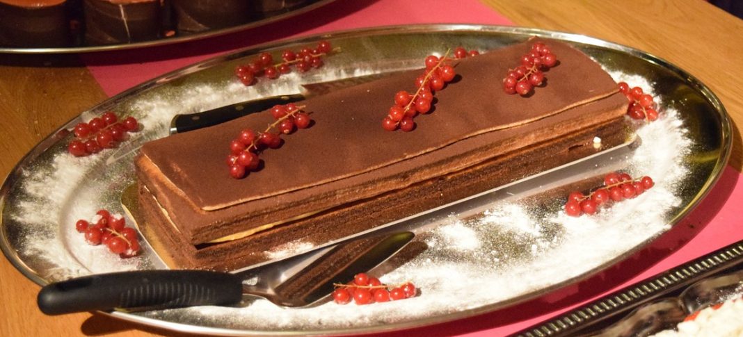 Tarta de galletas con chocolate: el postre más sencillo que pueden hacer los niños