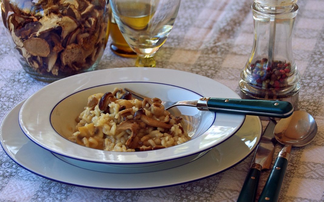 Risotto a la parmesana: los pocos ingredientes de un plato consistente