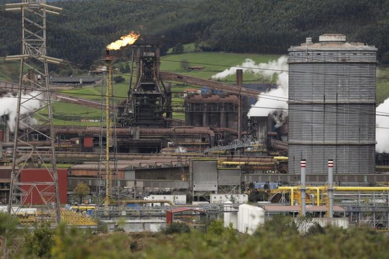 La gran industria pide al Gobierno que exija a las eléctricas el compromiso de ofertar energía «competitiva»
