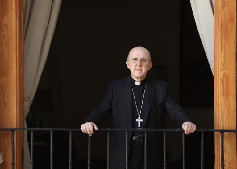 El cardenal Osoro siente «vergüenza» por la situación en la Cañada Real
