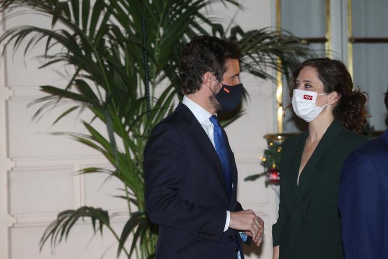 Rajoy logra la ‘foto’ de Casado y Ayuso, que charlan brevemente