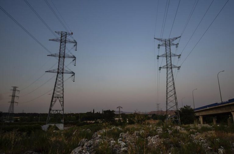 El precio de la luz caerá este jueves casi un 11%, hasta los 220,66 euros/MWh