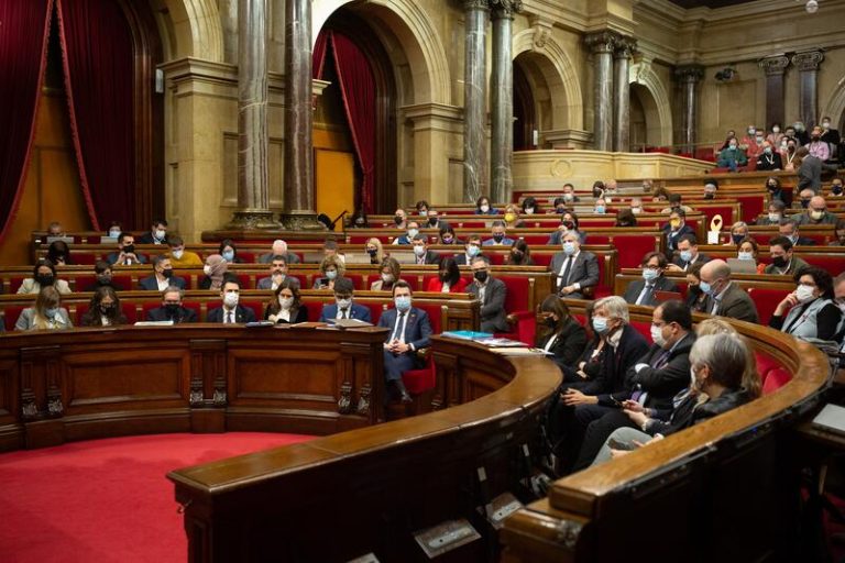El Parlamento catalán rechaza condenar las «agresiones» contra los manifestantes de S’ha Acabat! en la UAB