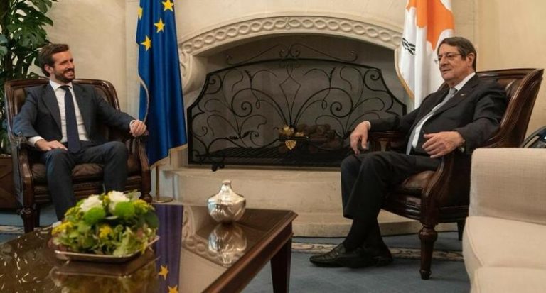 Casado recuerda en Chipre la «gran presión migratoria» que hay también en España
