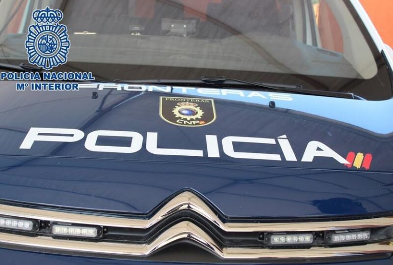 Detenidos en Motril dos patrones de una patera por el traslado de 22 inmigrantes