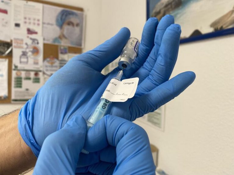 Sanidad: «Aumenta la evidencia» de que ómicron «escapa a la inmunidad por la vacuna»