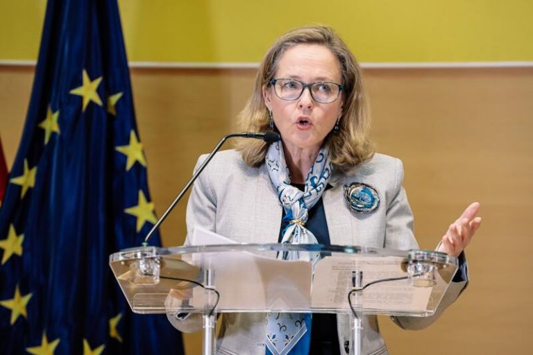 Calviño: Desde el inicio de la pandemia tomaron «las medidas recomendadas desde el punto de vista científico»
