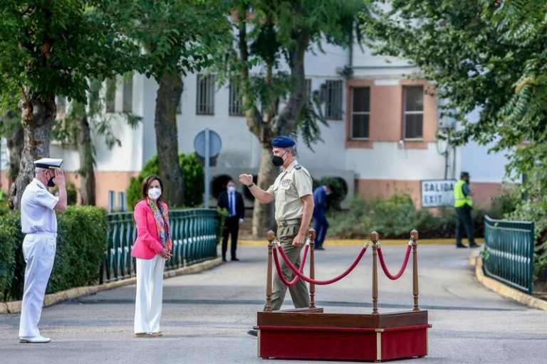 Robles se siente «muy tranquila» con el Rey Felipe VI