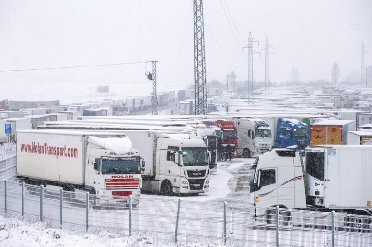 El Gobierno propone limitar que los camioneros hagan la carga y descarga