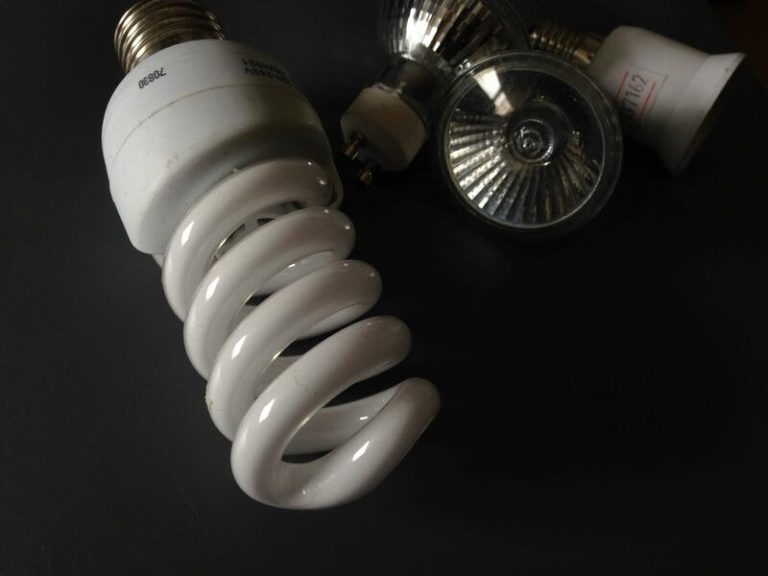 El precio de la luz se duplica este lunes y volverá a superar los 200 euros/MWh