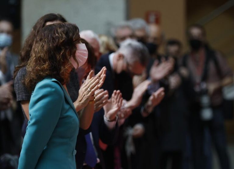 Ayuso reivindica los 43 años de la Constitución ensalzando la figura del Rey y a las Fuerzas de Seguridad